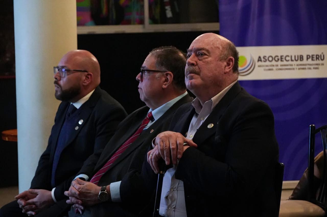 Representantes de ASOGECLUB y asistentes a las Charlas Magistrales