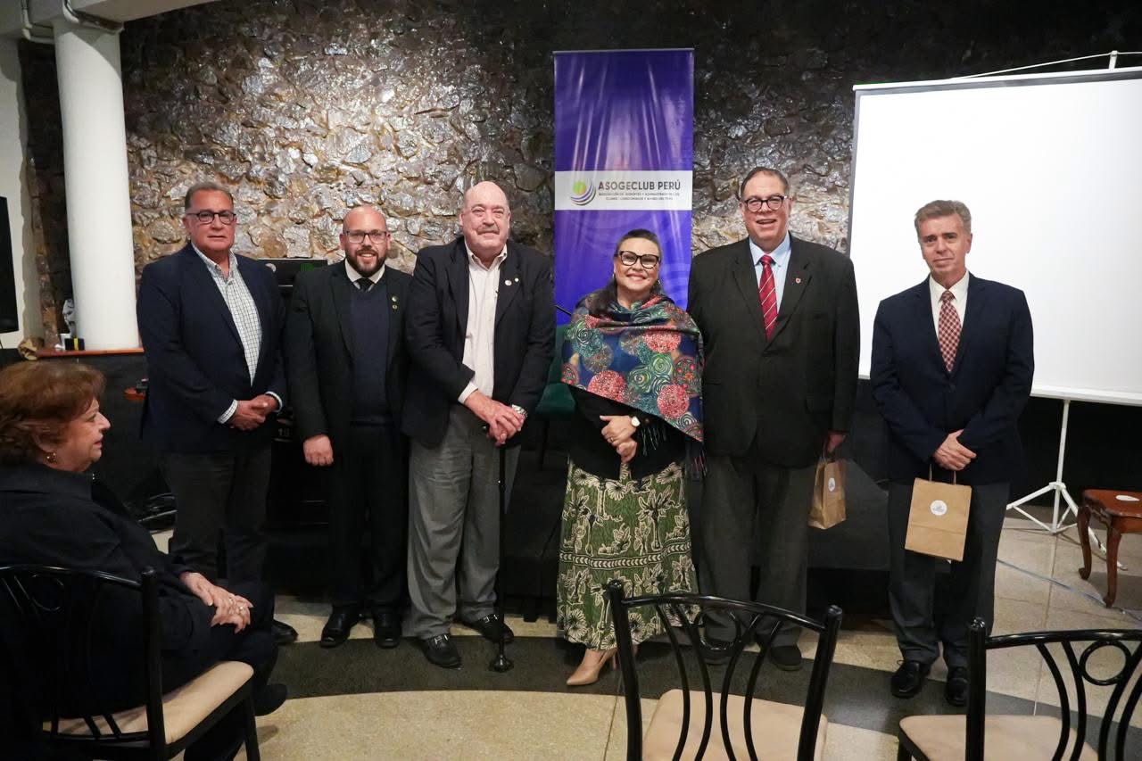 Grupo de conferencistas e invitados en el Real Club de Lima