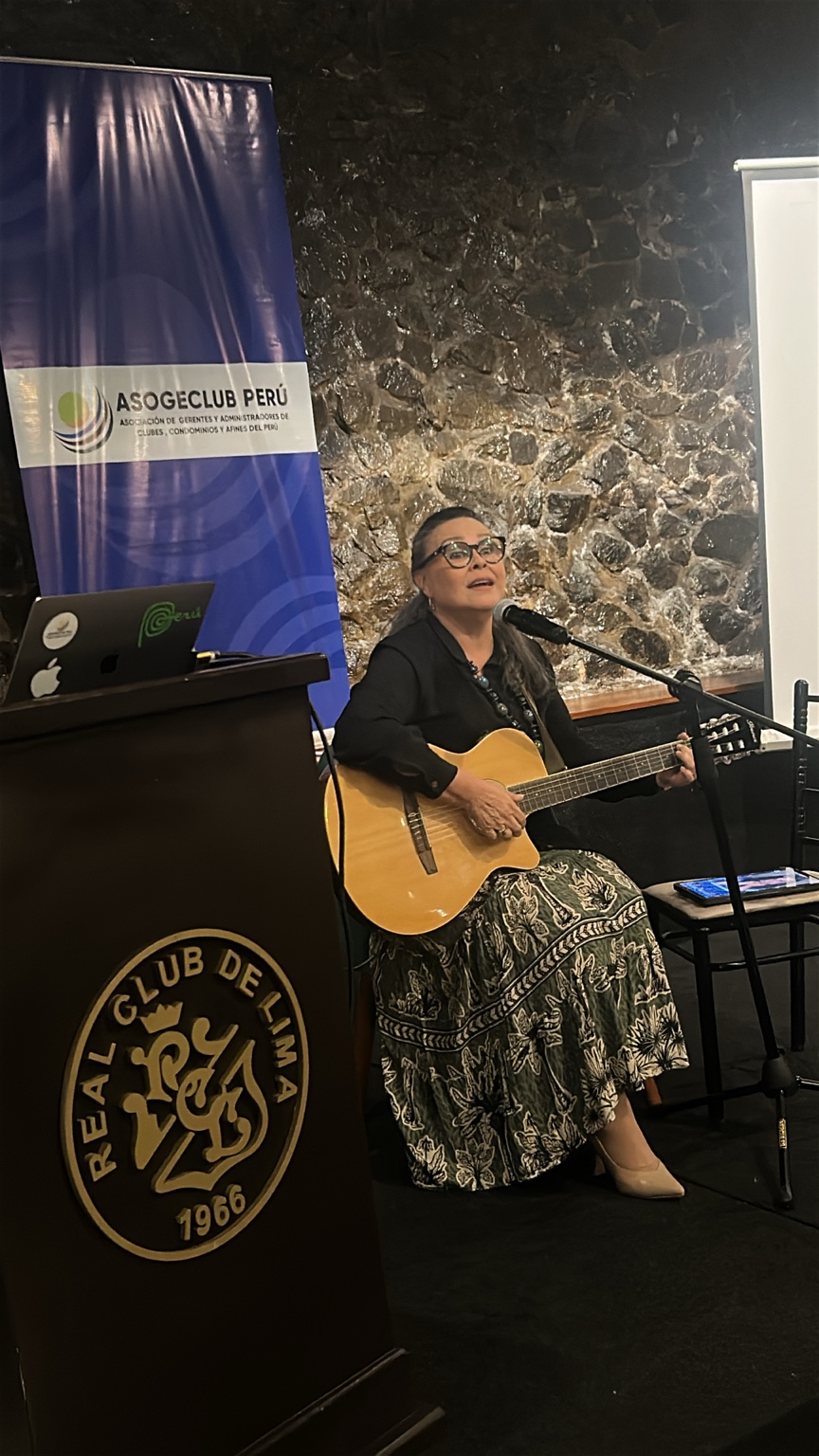 Lizza Bogado durante su presentación musical en el Real Club de Lima