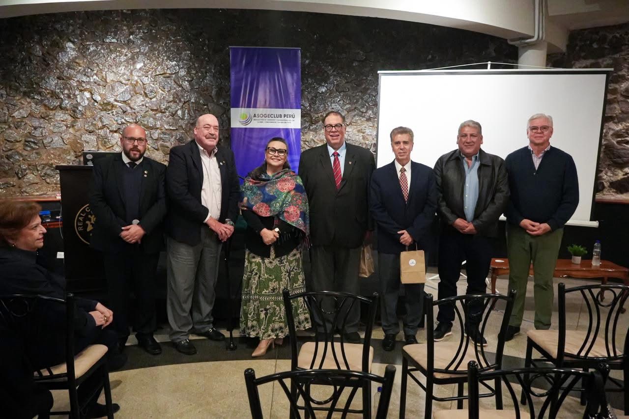 Conferencistas, invitados y representantes de ASOGECLUB PERÚ en el Real Club de Lima