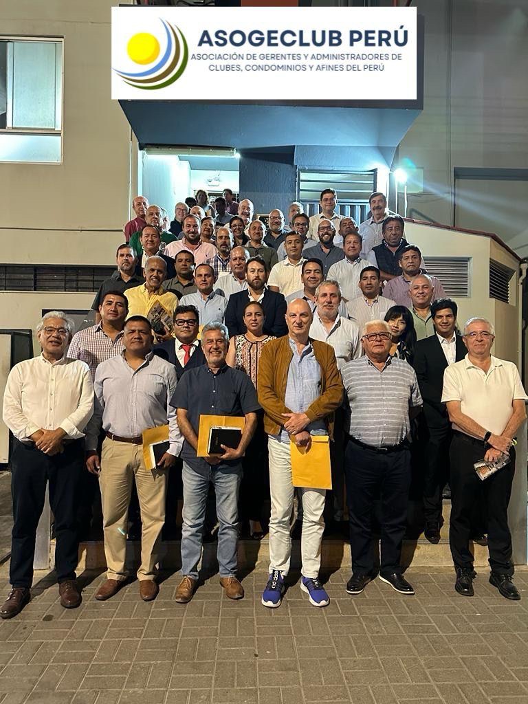 Foto grupal del IV Encuentro con el logotipo de ASOGECLUB PERÚ